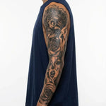 Tatuaggio semi-permanente INKON Skull King & Queen applicato su un uomo – design 8 x 20 in (20x50cm), aspetto realistico dell'inchiostro, dura 10 giorni
