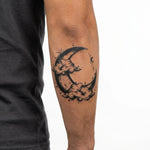 Tatuaggio semi-permanente INKON Crescent Moon & Clouds applicato su un uomo – design 4 x 4 in (9x9cm), aspetto realistico dell'inchiostro, dura 10 giorni