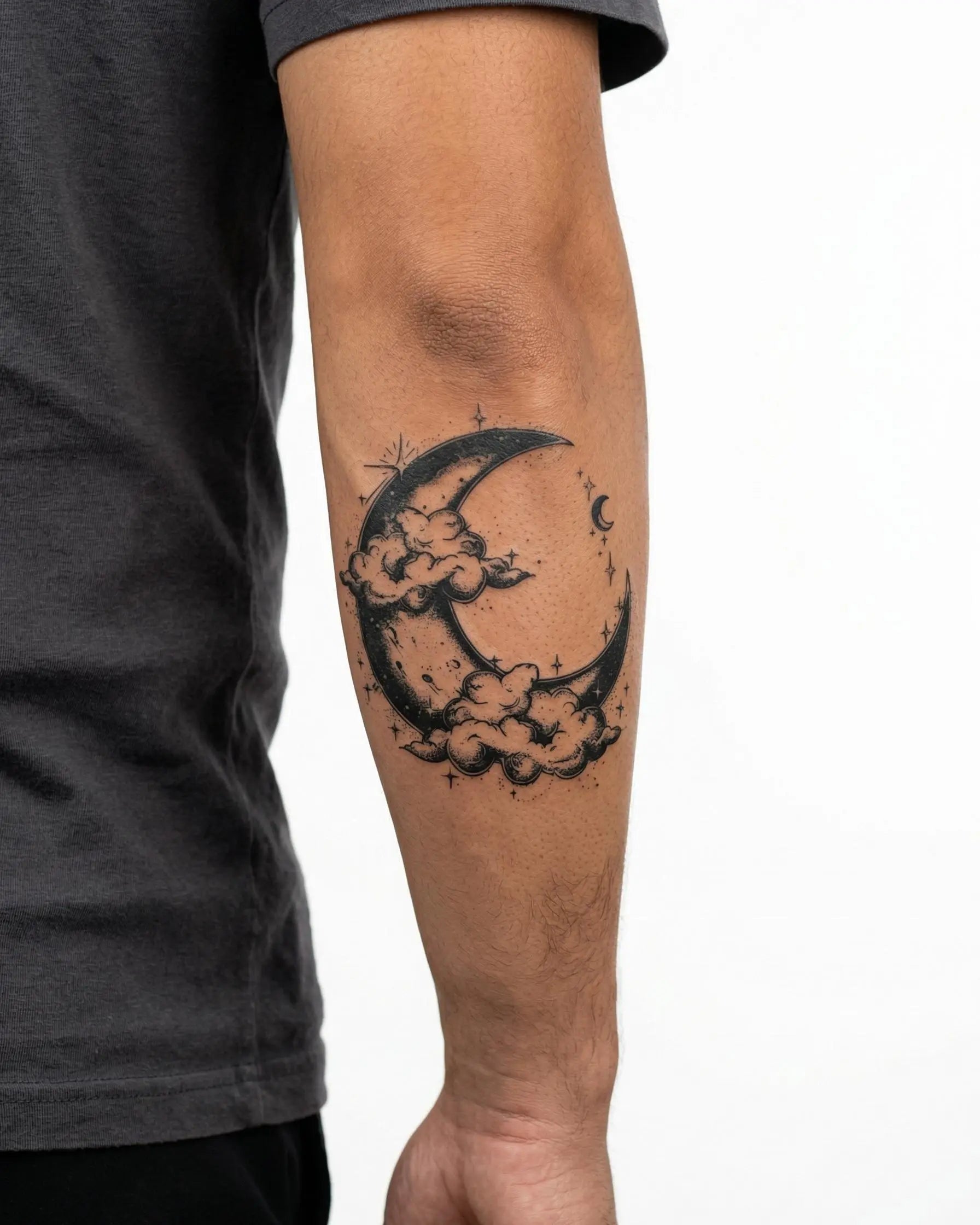 Tatuaggio semi-permanente INKON Crescent Moon & Clouds applicato su un uomo – design 4 x 4 in (9x9cm), aspetto realistico dell'inchiostro, dura 10 giorni