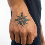 Tatuaggio semi-permanente INKON Tribal Sun applicato su un uomo – design 2 x 2 in (5x5cm), aspetto realistico dell'inchiostro, dura 10 giorni