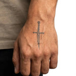 Tatuaggio semi-permanente INKON Medieval Sword applicato su un uomo – design 2 x 2 in (5x5cm), aspetto realistico dell'inchiostro, dura 10 giorni