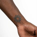 Tatuaggio semi-permanente INKON Sun applicato su un uomo – design 2 x 2 in (5x5cm), aspetto realistico dell'inchiostro, dura 10 giorni