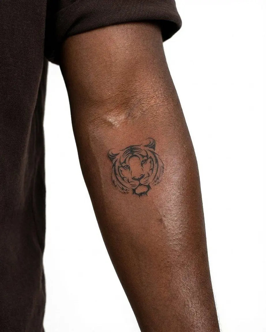 Tatuaggio semi-permanente INKON Tiger Face applicato su un uomo – design 2 x 2 in (5x5cm), aspetto realistico dell'inchiostro, dura 10 giorni