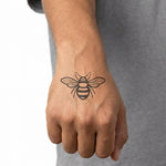 Tatuaggio semi-permanente INKON Honeybee 2 applicato su un uomo – design 2 x 2 in (5x5cm), aspetto realistico dell'inchiostro, dura 10 giorni