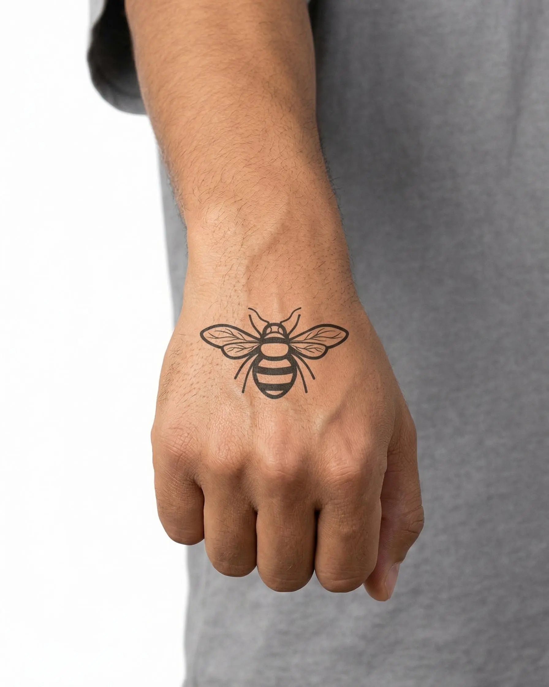Tatuaggio semi-permanente INKON Honeybee 2 applicato su un uomo – design 2 x 2 in (5x5cm), aspetto realistico dell'inchiostro, dura 10 giorni