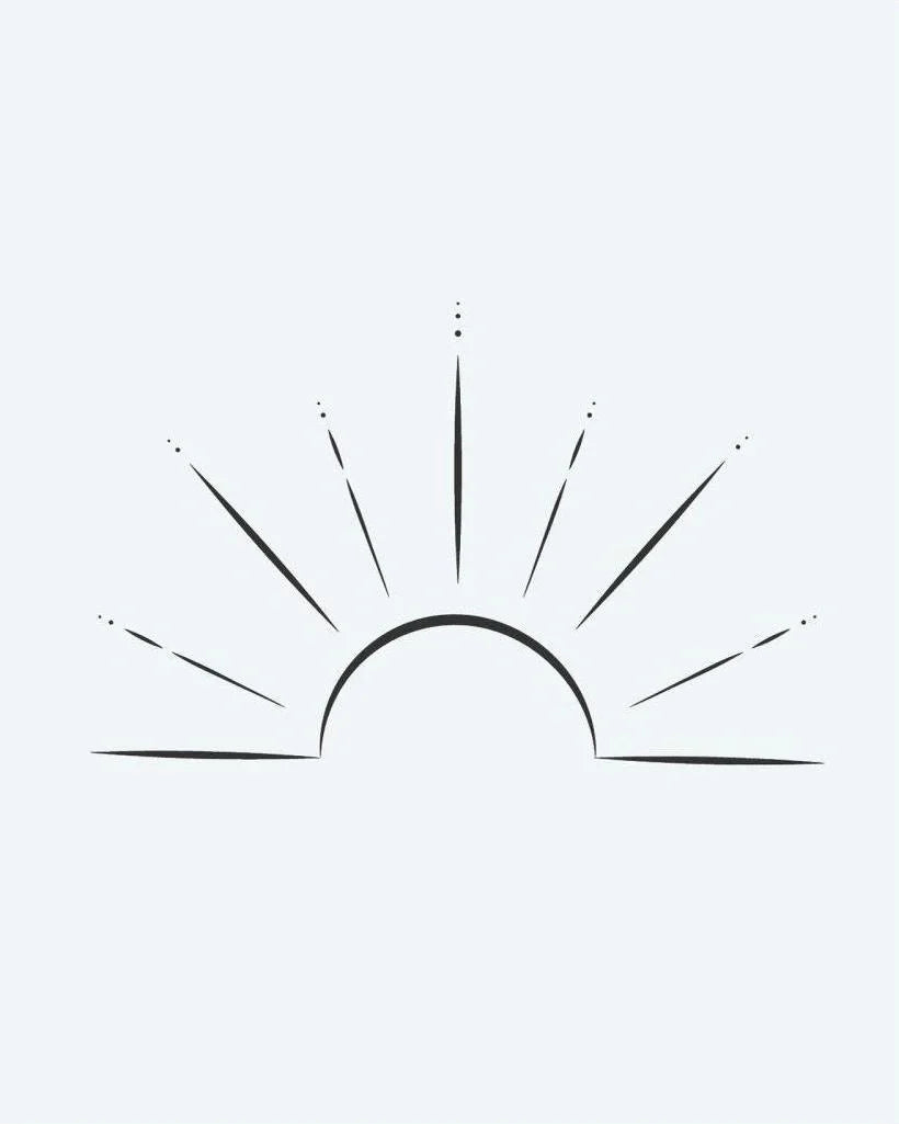 Design del tatuaggio semi-permanente Rising Sun di INKON – illustrazione di delicato mezzo sole con raggi radianti, 2 x 2 in (5x5cm), disponibile su inkon.co