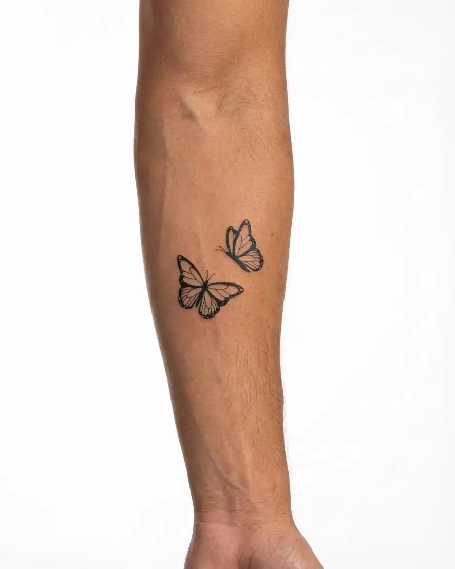 Tatuaggio semi-permanente INKON Butterfly Pair applicato su un uomo – design 2 x 2 in (5x5cm), aspetto realistico dell'inchiostro, dura 10 giorni