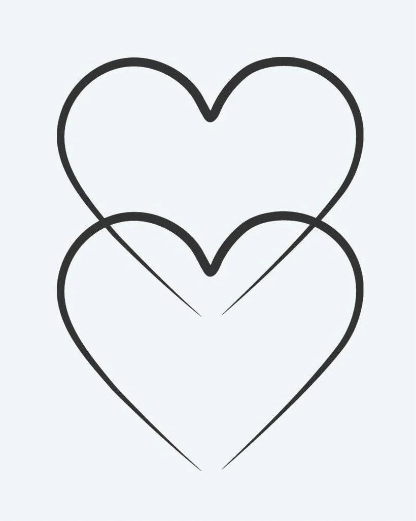 Design del tatuaggio semi-permanente Double Hearts di INKON – illustrazione di due cuori sovrapposti a contorno, 2 x 2 in (5x5cm), disponibile su inkon.co