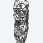 Design del tatuaggio semi-permanente Lion, Wolf & Clock di INKON – illustrazione manica, intera, maestoso, leone, lupo, 8 x 20 in (20x50cm), disponibile su inkon.co