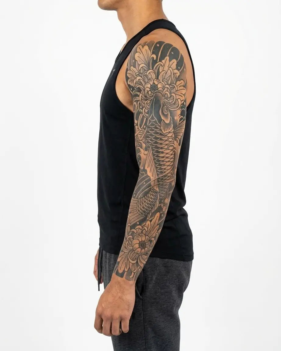 Tatuaggio semi-permanente INKON Koi Fish & Chrysanthemum Sleeve applicato su un uomo – design 8 x 20 in (20x50cm), aspetto realistico dell'inchiostro, dura 10 giorni