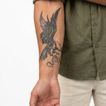 Tatuaggio semi-permanente INKON Aquila e Serpente applicato su un uomo – design 4 x 7 in (10x17cm), aspetto realistico dell'inchiostro, dura 10 giorni