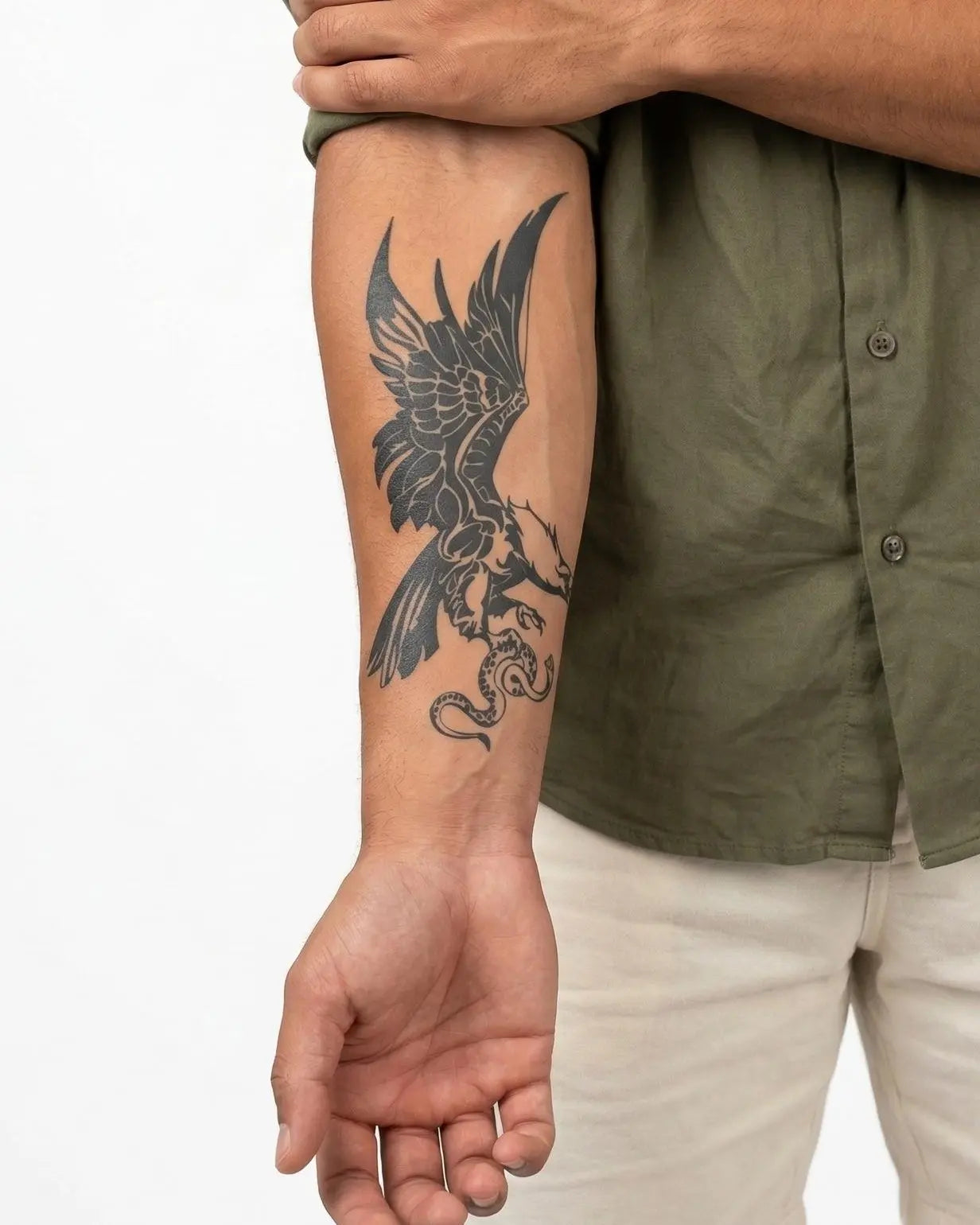 Tatuaggio semi-permanente INKON Aquila e Serpente applicato su un uomo – design 4 x 7 in (10x17cm), aspetto realistico dell'inchiostro, dura 10 giorni