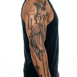 Tatuaggio semi-permanente INKON Greek Goddess & Dove applicato su un uomo – design 8 x 20 in (20x50cm), aspetto realistico dell'inchiostro, dura 10 giorni