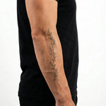 Tatuaggio semi-permanente INKON Tralcio Botanico applicato su un uomo – design 4 x 7 in (10x17cm), aspetto realistico dell'inchiostro, dura 10 giorni
