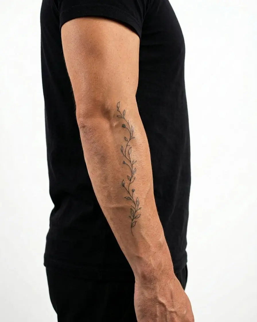 Tatuaggio semi-permanente INKON Tralcio Botanico applicato su un uomo – design 4 x 7 in (10x17cm), aspetto realistico dell'inchiostro, dura 10 giorni