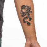 Tatuaggio semi-permanente INKON Chinese Dragon 2 applicato su un uomo – design 3 x 4 in (7x10cm), aspetto realistico dell'inchiostro, dura 10 giorni