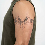 Tatuaggio semi-permanente INKON Butterfly Heart Band applicato su un uomo – design 4 x 8 in (11x21cm), aspetto realistico dell'inchiostro, dura 10 giorni