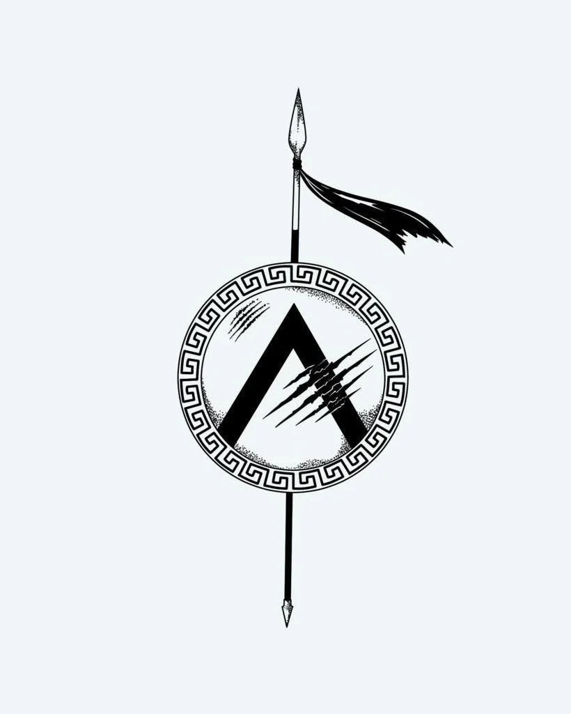 Design del tatuaggio semi-permanente Spartan Shield & Spear di INKON – illustrazione in blackwork di scudo e lancia spartani logori, 4 x 7 in (10x17cm), disponibile su inkon.co