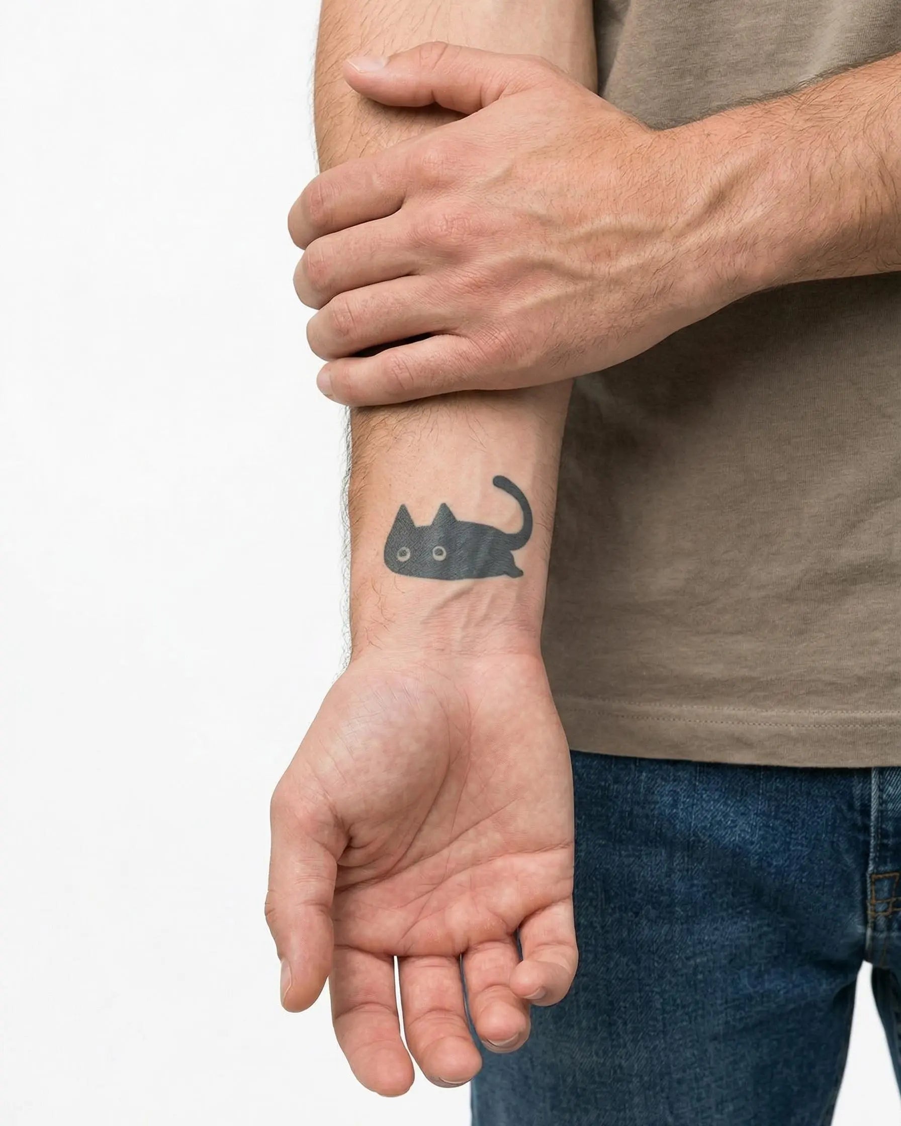 Tatuaggio semi-permanente INKON Sneaky Cat applicato su un uomo – design 2 x 2 in (5x5cm), aspetto realistico dell'inchiostro, dura 10 giorni