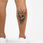 Tatuaggio semi-permanente INKON Crowned Skull applicato su un uomo – design 4 x 7 in (10x17cm), aspetto realistico dell'inchiostro, dura 10 giorni
