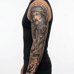 Tatuaggio semi-permanente INKON Christ & Roses applicato su un uomo – design 8 x 20 in (20x50cm), aspetto realistico dell'inchiostro, dura 10 giorni