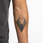 Tatuaggio semi-permanente INKON Forest Diamond applicato su un uomo – design 3 x 4 in (7x10cm), aspetto realistico dell'inchiostro, dura 10 giorni