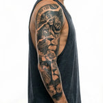 Tatuaggio semi-permanente INKON Lion, Cross & Praying Hands applicato su un uomo – design 8 x 20 in (20x50cm), aspetto realistico dell'inchiostro, dura 10 giorni