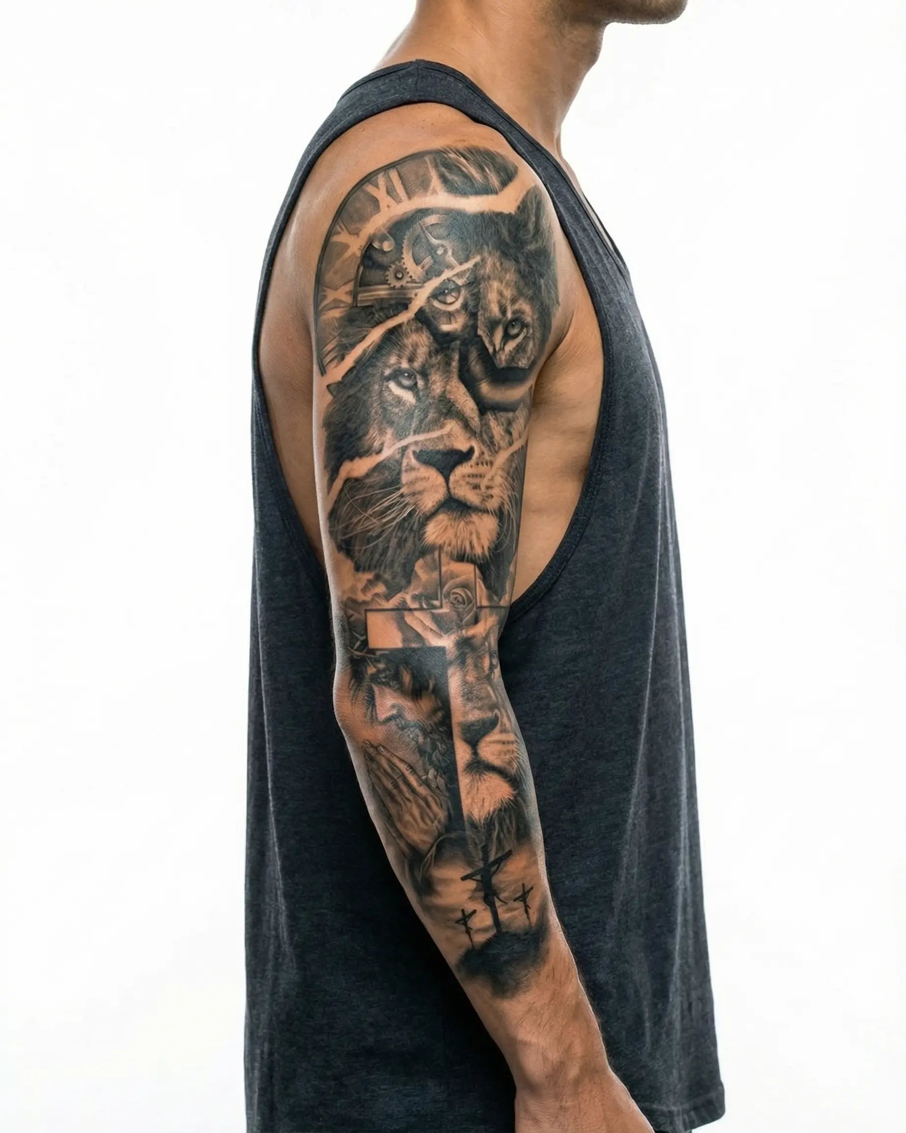 Tatuaggio semi-permanente INKON Lion, Cross & Praying Hands applicato su un uomo – design 8 x 20 in (20x50cm), aspetto realistico dell'inchiostro, dura 10 giorni