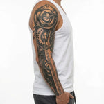 Tatuaggio semi-permanente INKON Steampunk Mechanical Gears applicato su un uomo – design 8 x 20 in (20x50cm), aspetto realistico dell'inchiostro, dura 10 giorni