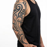 Tatuaggio semi-permanente INKON Organic Tribal Foliage applicato su un uomo – design 8 x 20 in (20x50cm), aspetto realistico dell'inchiostro, dura 10 giorni