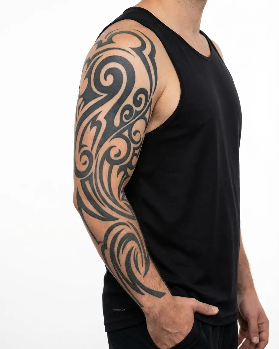 Tatuaggio semi-permanente INKON Organic Tribal Foliage applicato su un uomo – design 8 x 20 in (20x50cm), aspetto realistico dell'inchiostro, dura 10 giorni