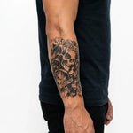Tatuaggio semi-permanente INKON Teschio, Orologio e Carte applicato su un uomo – design 4 x 7 in (10x17cm), aspetto realistico dell'inchiostro, dura 10 giorni