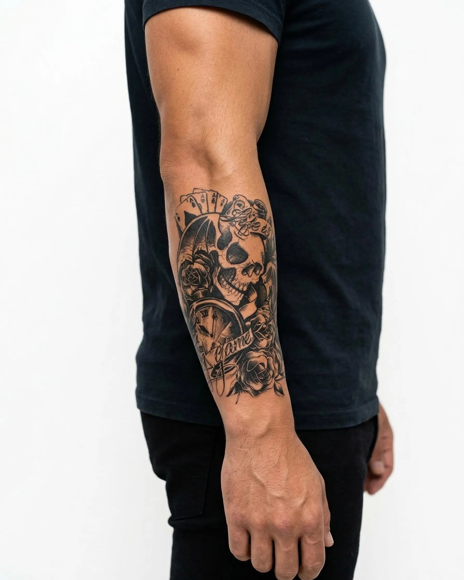 Tatuaggio semi-permanente INKON Teschio, Orologio e Carte applicato su un uomo – design 4 x 7 in (10x17cm), aspetto realistico dell'inchiostro, dura 10 giorni