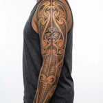 Tatuaggio semi-permanente INKON Maori Tiki Full Sleeve applicato su un uomo – design 8 x 20 in (20x50cm), aspetto realistico dell'inchiostro, dura 10 giorni