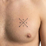 Tatuaggio semi-permanente INKON Compass Arrows applicato su un uomo – design 2 x 2 in (5x5cm), aspetto realistico dell'inchiostro, dura 10 giorni