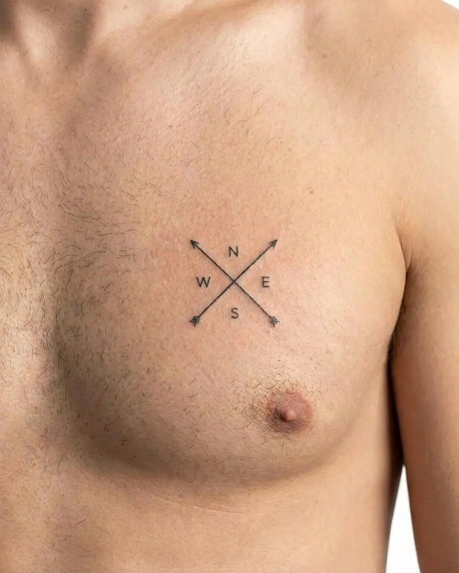 Tatuaggio semi-permanente INKON Compass Arrows applicato su un uomo – design 2 x 2 in (5x5cm), aspetto realistico dell'inchiostro, dura 10 giorni