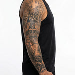 Tatuaggio semi-permanente INKON Angels & Cross Sleeve applicato su un uomo – design 8 x 20 in (20x50cm), aspetto realistico dell'inchiostro, dura 10 giorni