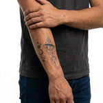 Tatuaggio semi-permanente INKON Cosmic Globe & Planets applicato su un uomo – design 3 x 4 in (6x11cm), aspetto realistico dell'inchiostro, dura 10 giorni