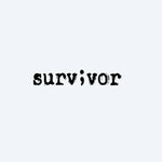 Design del tatuaggio semi-permanente Semicolon Survivor di INKON – illustrazione di tipografia invecchiata che compone survivor, 2 x 2 in (5x5cm), disponibile su inkon.co