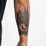 Tatuaggio semi-permanente INKON Gufo della Foresta e Lupo applicato su un uomo – design 4 x 7 in (10x17cm), aspetto realistico dell'inchiostro, dura 10 giorni