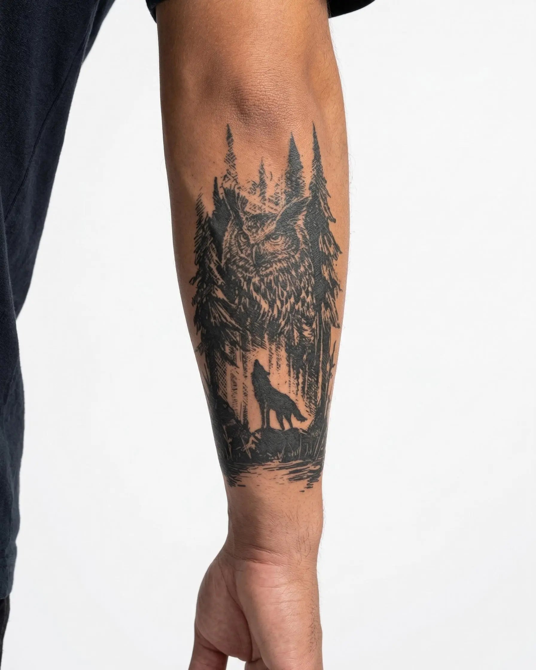 Tatuaggio semi-permanente INKON Gufo della Foresta e Lupo applicato su un uomo – design 4 x 7 in (10x17cm), aspetto realistico dell'inchiostro, dura 10 giorni