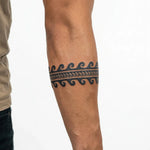 Tatuaggio semi-permanente INKON Bracciale Onda e Chevron applicato su un uomo – design 2 x 9 in (5x23cm), aspetto realistico dell'inchiostro, dura 10 giorni