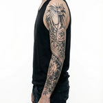 Tatuaggio semi-permanente INKON Praying Hands, Dove & Roses applicato su un uomo – design 8 x 20 in (20x50cm), aspetto realistico dell'inchiostro, dura 10 giorni