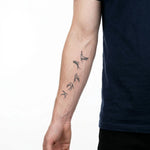Tatuaggio semi-permanente INKON Rondini in Volo applicato su un uomo – design 4 x 7 in (10x17cm), aspetto realistico dell'inchiostro, dura 10 giorni