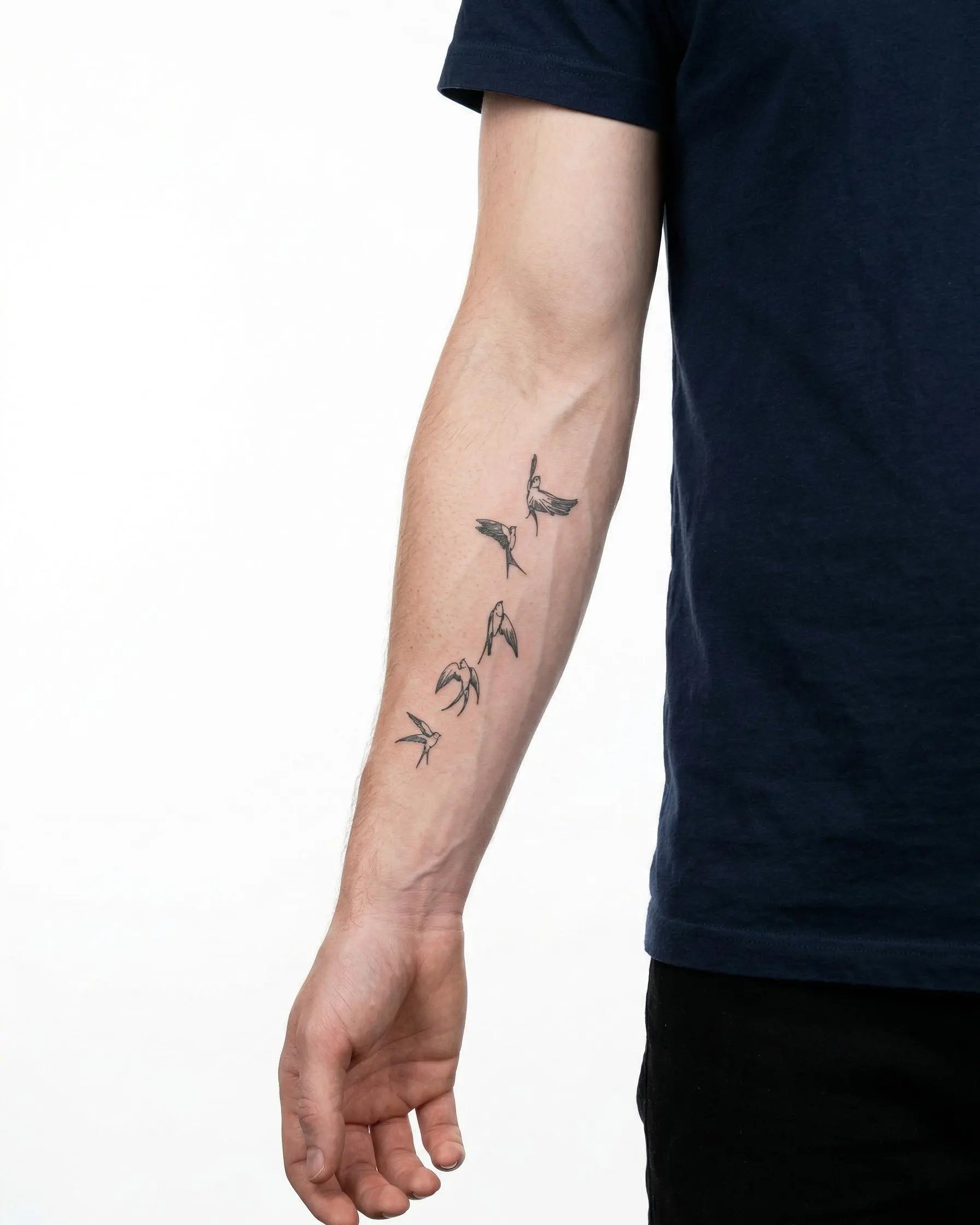 Tatuaggio semi-permanente INKON Rondini in Volo applicato su un uomo – design 4 x 7 in (10x17cm), aspetto realistico dell'inchiostro, dura 10 giorni