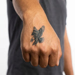 Tatuaggio semi-permanente INKON Swooping Eagle applicato su un uomo – design 2 x 2 in (5x5cm), aspetto realistico dell'inchiostro, dura 10 giorni