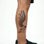 Tatuaggio semi-permanente INKON Fallen Angel applicato su un uomo – design 4 x 8 in (11x21cm), aspetto realistico dell'inchiostro, dura 10 giorni
