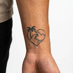 Tatuaggio semi-permanente INKON Beach Heart applicato su un uomo – design 2 x 2 in (5x5cm), aspetto realistico dell'inchiostro, dura 10 giorni