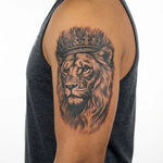 Tatuaggio semi-permanente INKON Crowned Lion 2 applicato su un uomo – design 4 x 8 in (11x21cm), aspetto realistico dell'inchiostro, dura 10 giorni