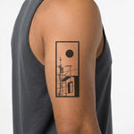 Tatuaggio semi-permanente INKON Urban Rooftop Scene applicato su un uomo – design 3 x 4 in (6x11cm), aspetto realistico dell'inchiostro, dura 10 giorni